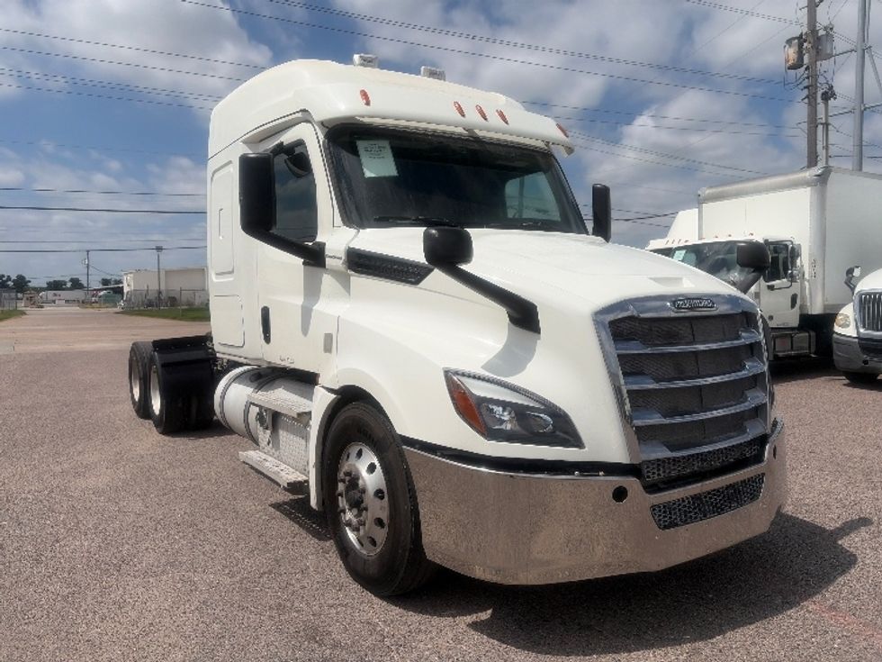 Sleeper Tractor-Heavy Duty Tractors-Freightliner-2020-T12664ST-Dallas-TX-483,460\n\t\tmiles-$ 66,250 - Image 1