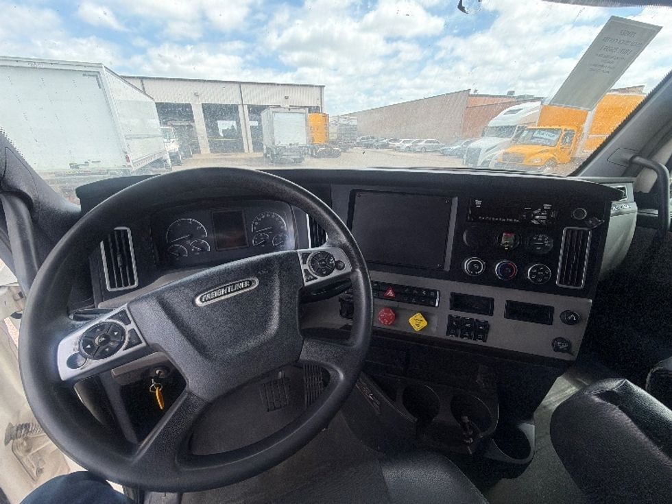 Sleeper Tractor-Heavy Duty Tractors-Freightliner-2020-T12664ST-Dallas-TX-483,460\n\t\tmiles-$ 66,250 - Image 10
