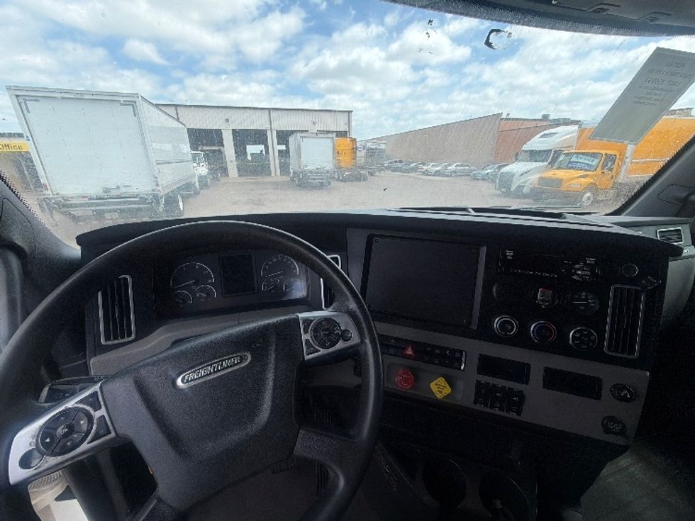 Sleeper Tractor-Heavy Duty Tractors-Freightliner-2020-T12664ST-Dallas-TX-483,460\n\t\tmiles-$ 66,250 - Image 11
