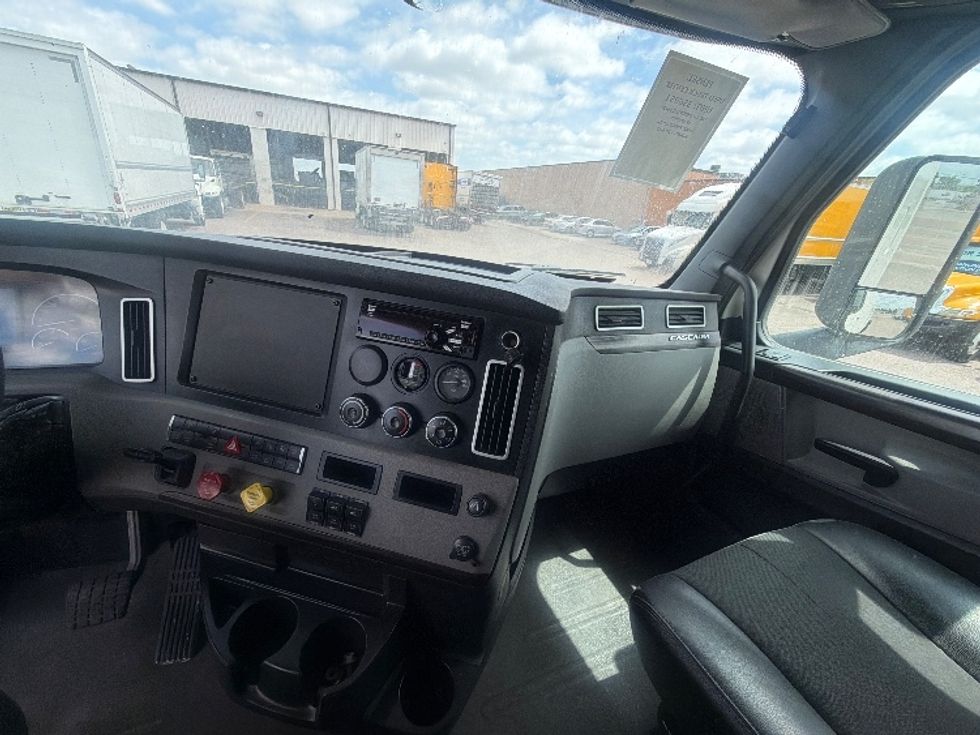 Sleeper Tractor-Heavy Duty Tractors-Freightliner-2020-T12664ST-Dallas-TX-483,460\n\t\tmiles-$ 66,250 - Image 12