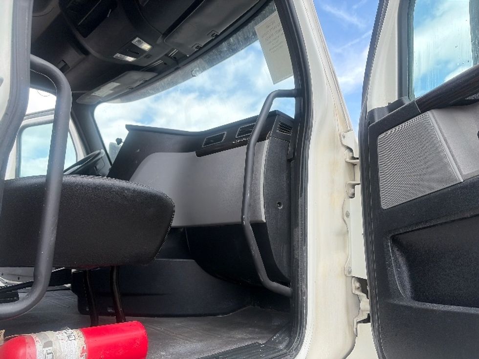 Sleeper Tractor-Heavy Duty Tractors-Freightliner-2020-T12664ST-Dallas-TX-483,460\n\t\tmiles-$ 66,250 - Image 13