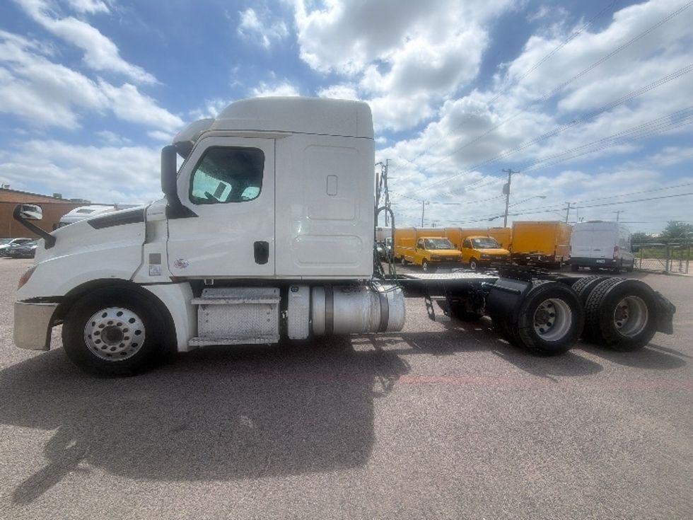 Sleeper Tractor-Heavy Duty Tractors-Freightliner-2020-T12664ST-Dallas-TX-483,460\n\t\tmiles-$ 66,250 - Image 4