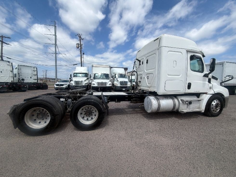 Sleeper Tractor-Heavy Duty Tractors-Freightliner-2020-T12664ST-Dallas-TX-483,460\n\t\tmiles-$ 66,250 - Image 8