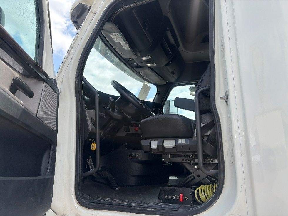 Sleeper Tractor-Heavy Duty Tractors-Freightliner-2020-T12664ST-Dallas-TX-483,460\n\t\tmiles-$ 66,250 - Image 9
