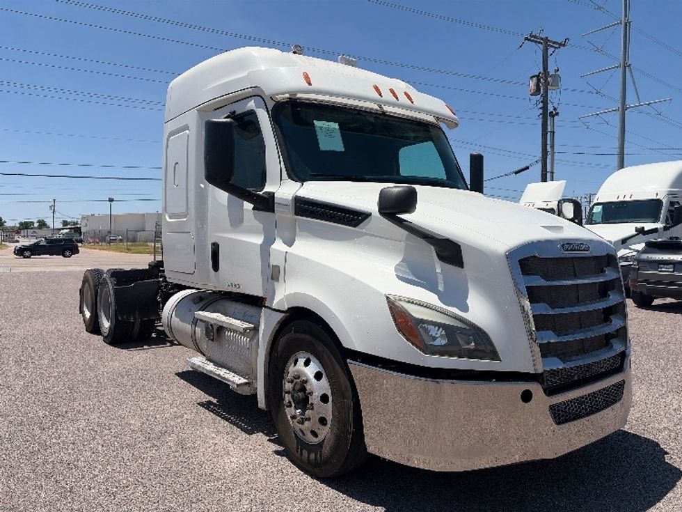 Sleeper Tractor-Heavy Duty Tractors-Freightliner-2020-T12664ST-Dallas-TX-484,514\n\t\tmiles-$ 68,250 - Image 1