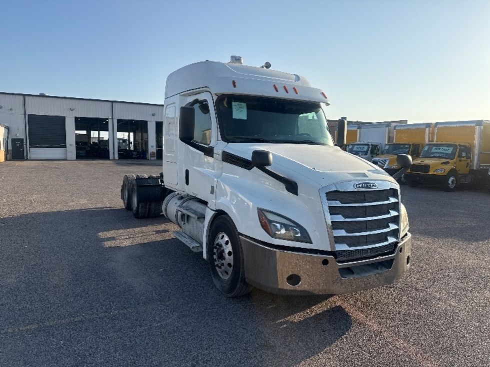 Sleeper Tractor-Heavy Duty Tractors-Freightliner-2020-T12664ST-Dallas-TX-484,514\n\t\tmiles-$ 68,250 - Image 1
