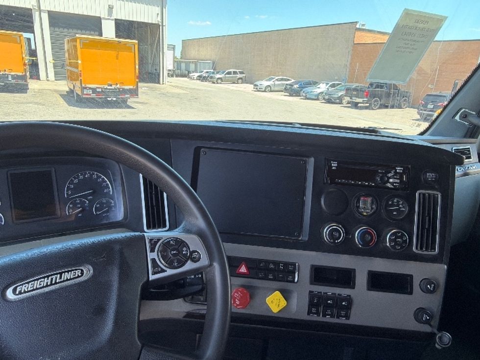 Sleeper Tractor-Heavy Duty Tractors-Freightliner-2020-T12664ST-Dallas-TX-484,514\n\t\tmiles-$ 68,250 - Image 10