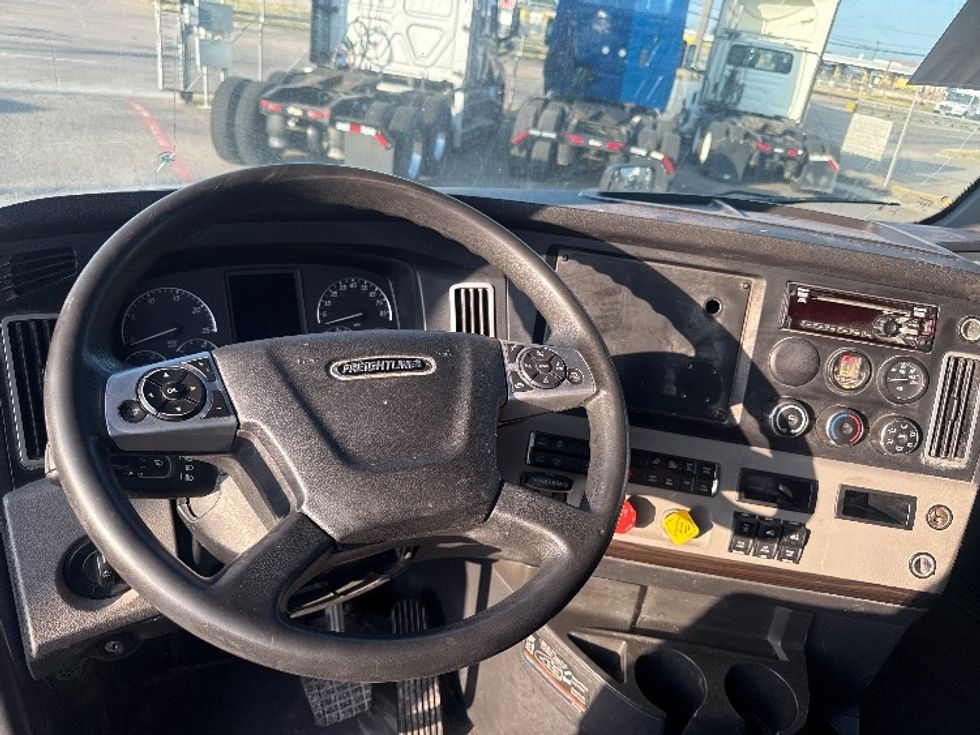 Sleeper Tractor-Heavy Duty Tractors-Freightliner-2020-T12664ST-Dallas-TX-484,514\n\t\tmiles-$ 68,250 - Image 10