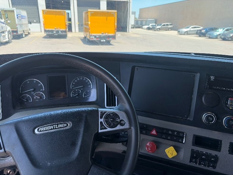 Sleeper Tractor-Heavy Duty Tractors-Freightliner-2020-T12664ST-Dallas-TX-484,514\n\t\tmiles-$ 68,250 - Image 11