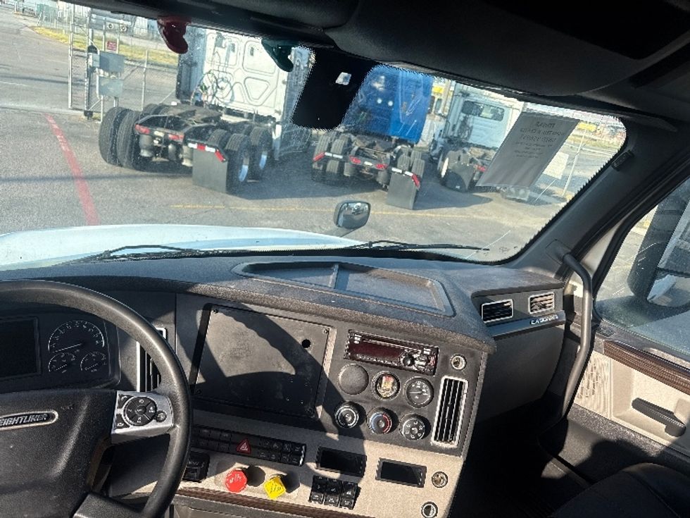Sleeper Tractor-Heavy Duty Tractors-Freightliner-2020-T12664ST-Dallas-TX-484,514\n\t\tmiles-$ 68,250 - Image 11