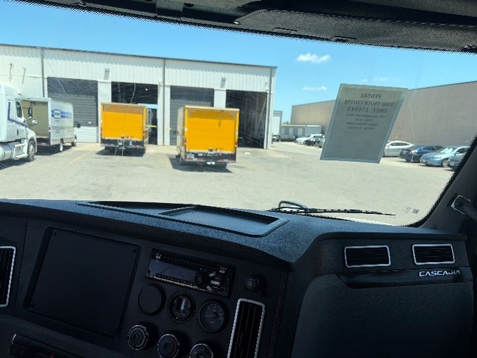 Sleeper Tractor-Heavy Duty Tractors-Freightliner-2020-T12664ST-Dallas-TX-484,514\n\t\tmiles-$ 68,250 - Image 12