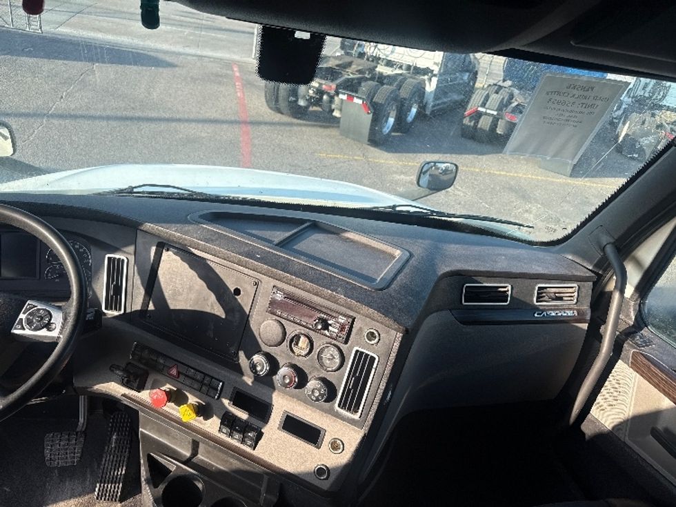 Sleeper Tractor-Heavy Duty Tractors-Freightliner-2020-T12664ST-Dallas-TX-484,514\n\t\tmiles-$ 68,250 - Image 12