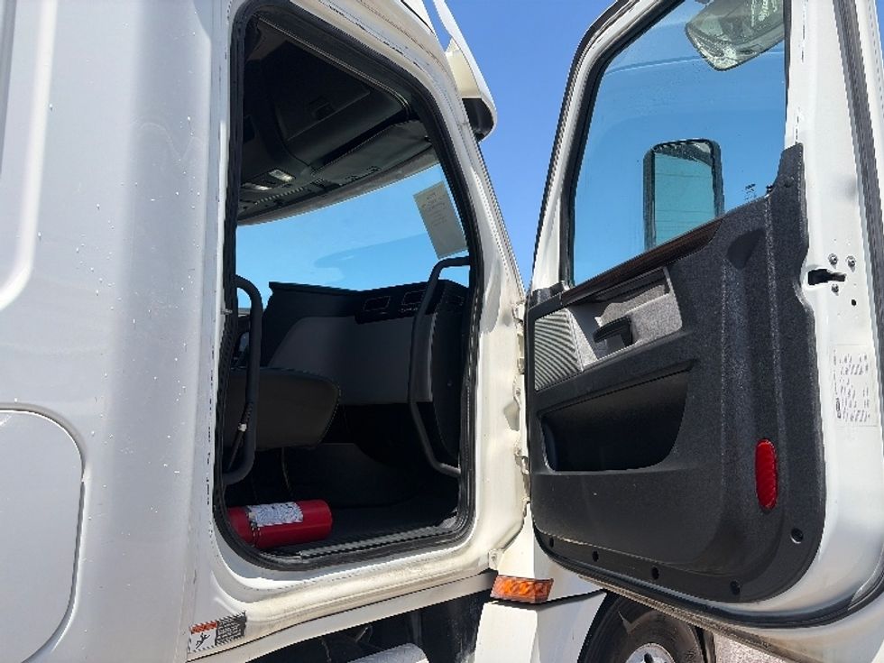 Sleeper Tractor-Heavy Duty Tractors-Freightliner-2020-T12664ST-Dallas-TX-484,514\n\t\tmiles-$ 68,250 - Image 13
