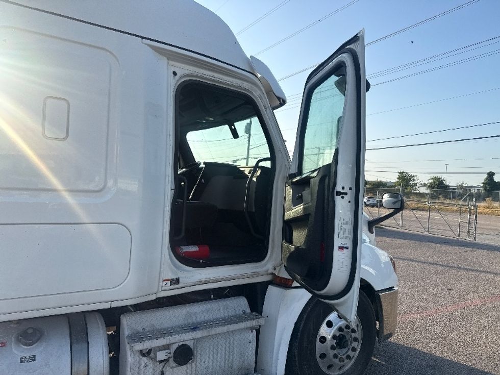 Sleeper Tractor-Heavy Duty Tractors-Freightliner-2020-T12664ST-Dallas-TX-484,514\n\t\tmiles-$ 68,250 - Image 13