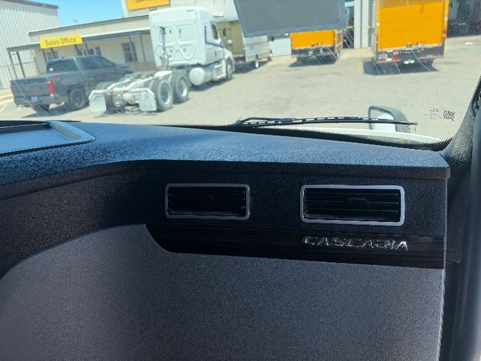 Sleeper Tractor-Heavy Duty Tractors-Freightliner-2020-T12664ST-Dallas-TX-484,514\n\t\tmiles-$ 68,250 - Image 14