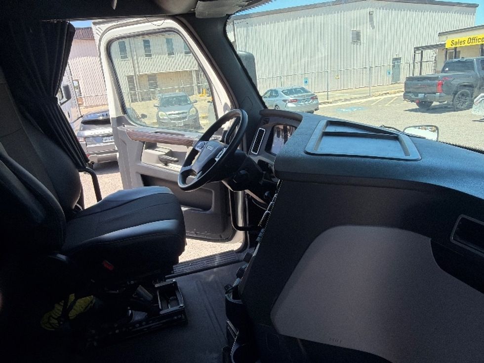 Sleeper Tractor-Heavy Duty Tractors-Freightliner-2020-T12664ST-Dallas-TX-484,514\n\t\tmiles-$ 68,250 - Image 15