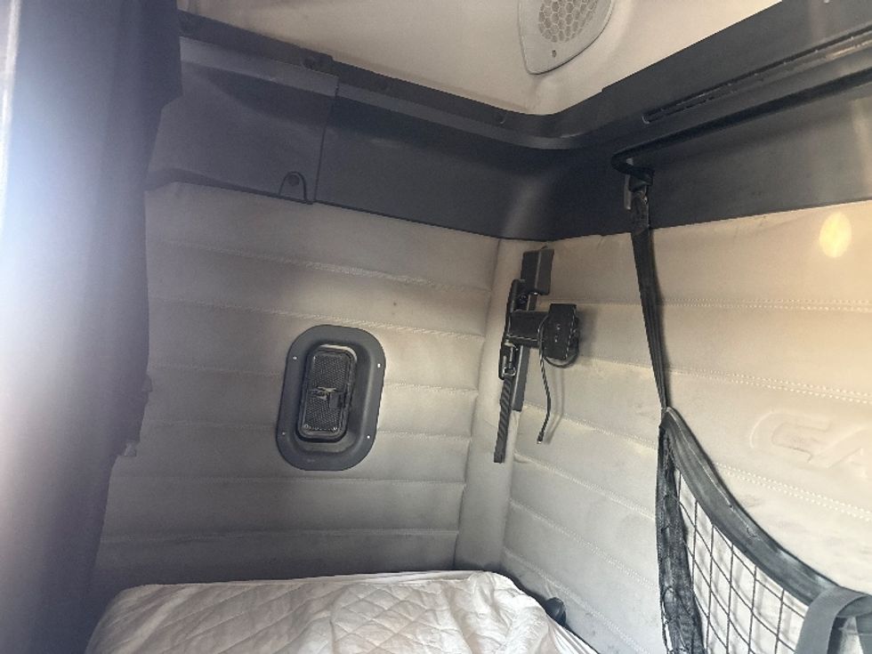 Sleeper Tractor-Heavy Duty Tractors-Freightliner-2020-T12664ST-Dallas-TX-484,514\n\t\tmiles-$ 68,250 - Image 18