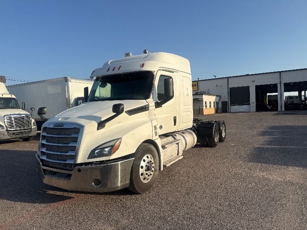 Sleeper Tractor-Heavy Duty Tractors-Freightliner-2020-T12664ST-Dallas-TX-484,514\n\t\tmiles-$ 68,250 - Image 3