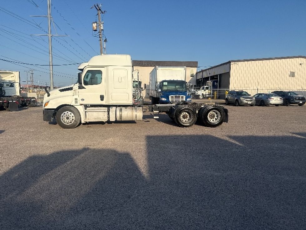 Sleeper Tractor-Heavy Duty Tractors-Freightliner-2020-T12664ST-Dallas-TX-484,514\n\t\tmiles-$ 68,250 - Image 4