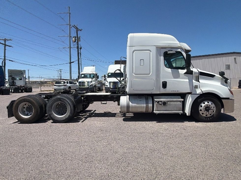 Sleeper Tractor-Heavy Duty Tractors-Freightliner-2020-T12664ST-Dallas-TX-484,514\n\t\tmiles-$ 68,250 - Image 8