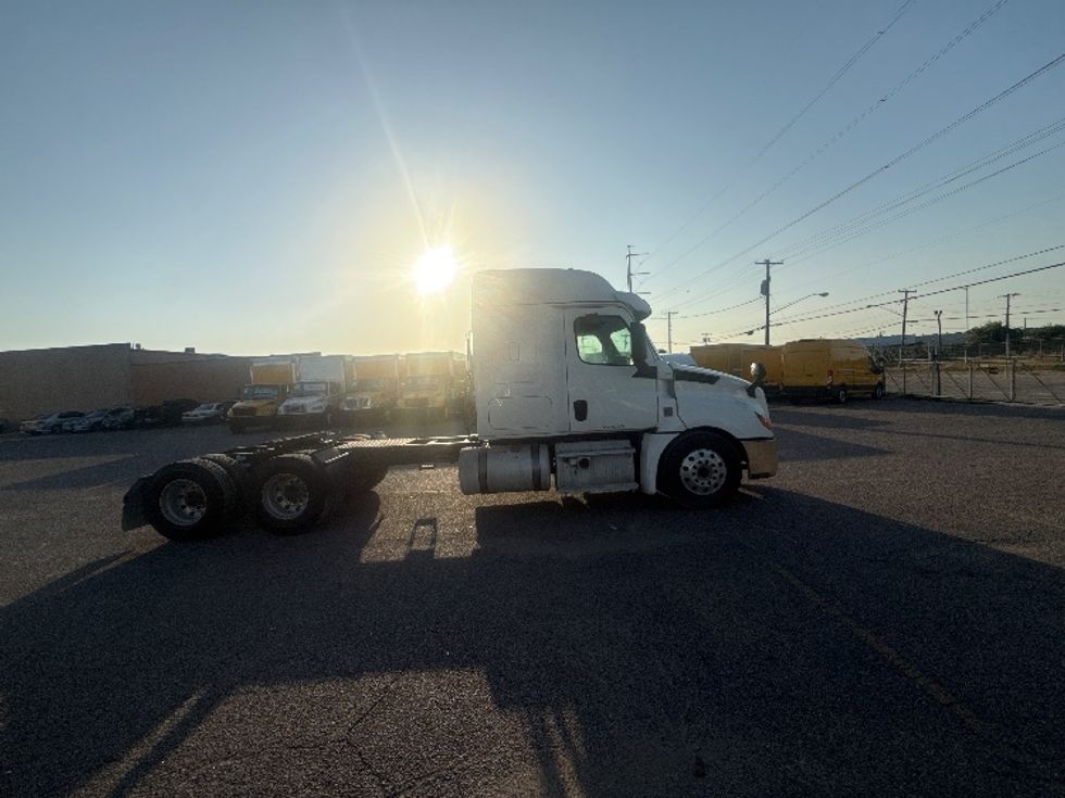 Sleeper Tractor-Heavy Duty Tractors-Freightliner-2020-T12664ST-Dallas-TX-484,514\n\t\tmiles-$ 68,250 - Image 8