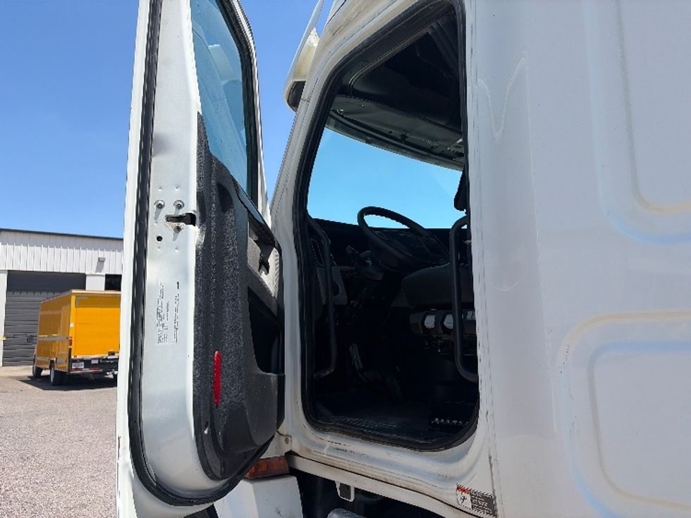 Sleeper Tractor-Heavy Duty Tractors-Freightliner-2020-T12664ST-Dallas-TX-484,514\n\t\tmiles-$ 68,250 - Image 9