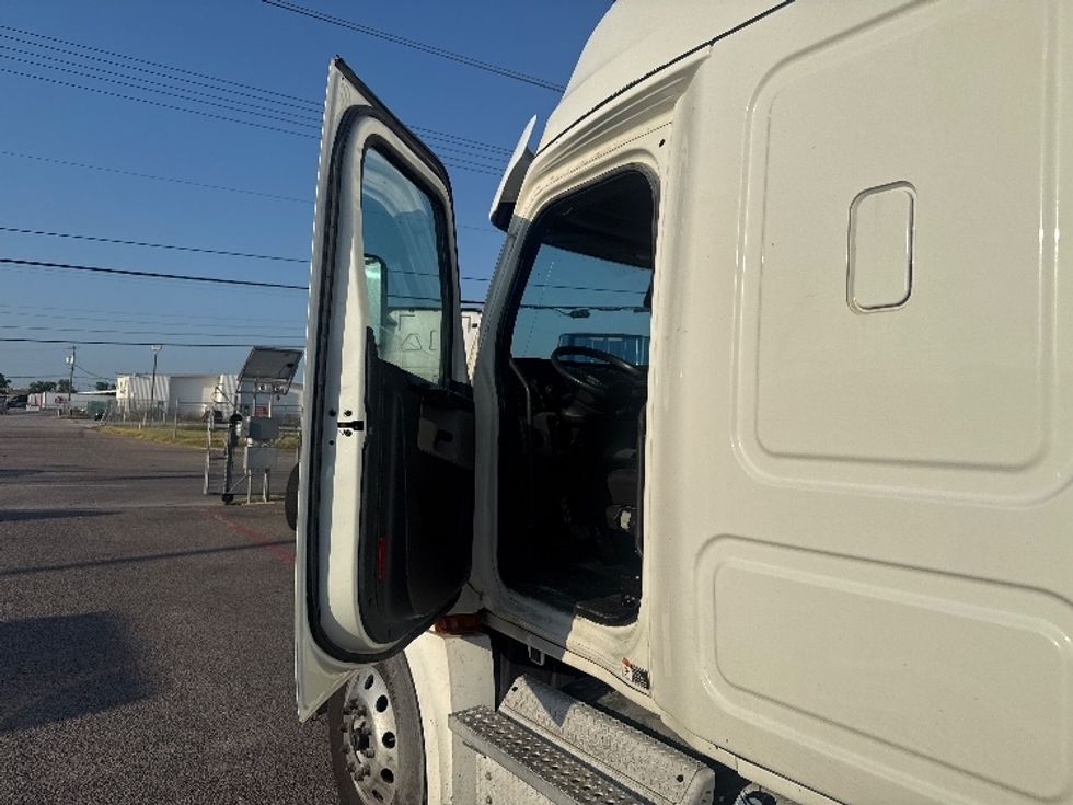 Sleeper Tractor-Heavy Duty Tractors-Freightliner-2020-T12664ST-Dallas-TX-484,514\n\t\tmiles-$ 68,250 - Image 9