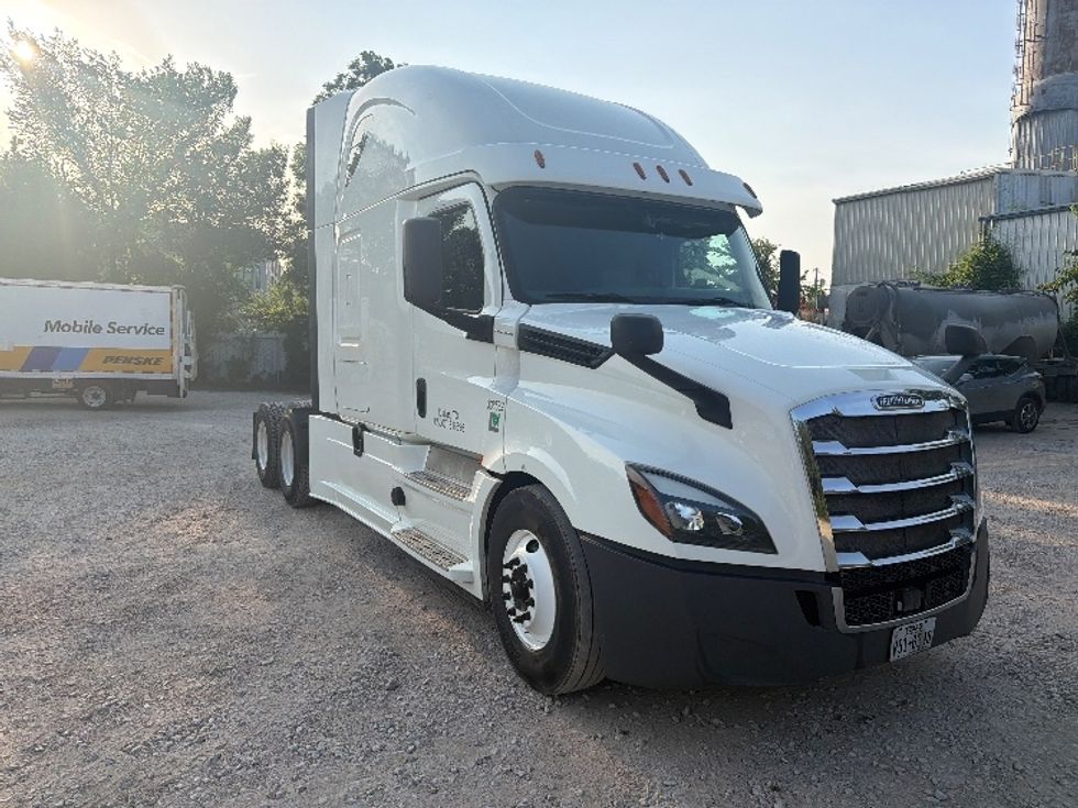 Sleeper Tractor-Heavy Duty Tractors-Freightliner-2020-T12664ST-Dallas-TX-493,042\n\t\tmiles-$ 65,000 - Image 1