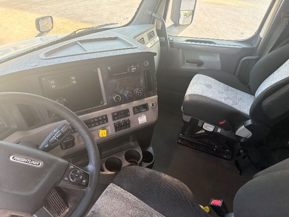 Sleeper Tractor-Heavy Duty Tractors-Freightliner-2020-T12664ST-Dallas-TX-493,042\n\t\tmiles-$ 65,000 - Image 10