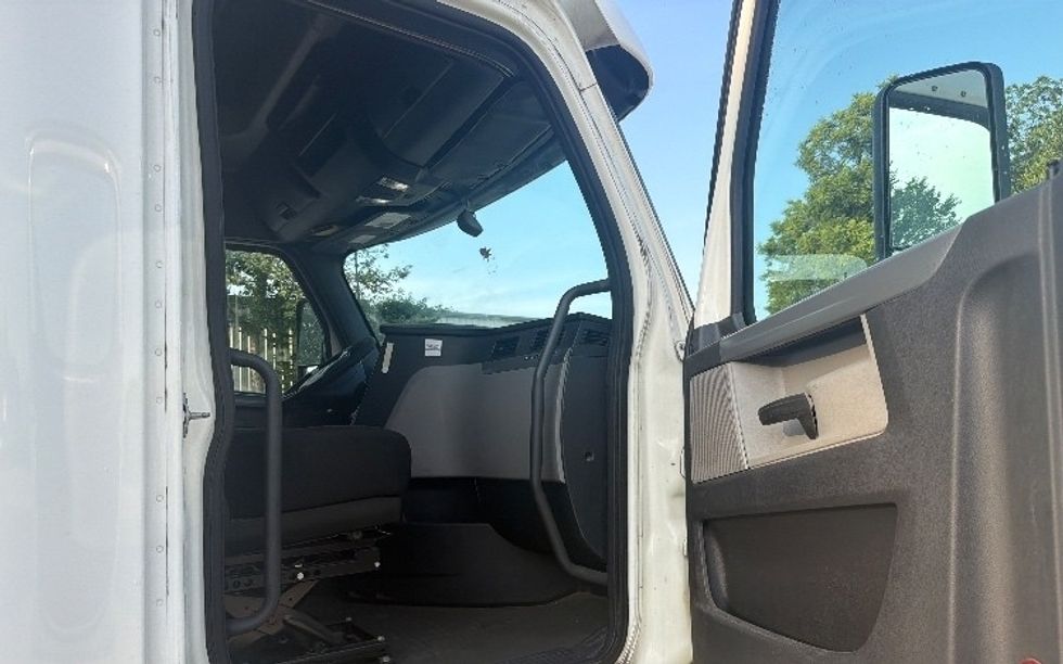 Sleeper Tractor-Heavy Duty Tractors-Freightliner-2020-T12664ST-Dallas-TX-493,042\n\t\tmiles-$ 65,000 - Image 13