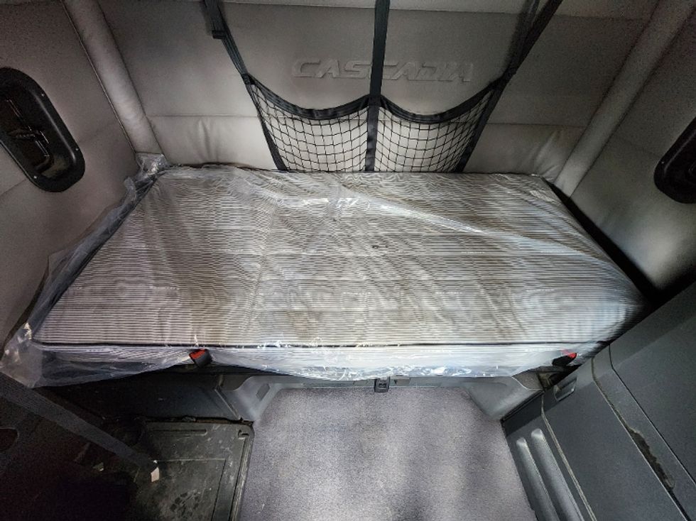 Sleeper Tractor-Heavy Duty Tractors-Freightliner-2020-T12664ST-Dallas-TX-493,042\n\t\tmiles-$ 65,000 - Image 17