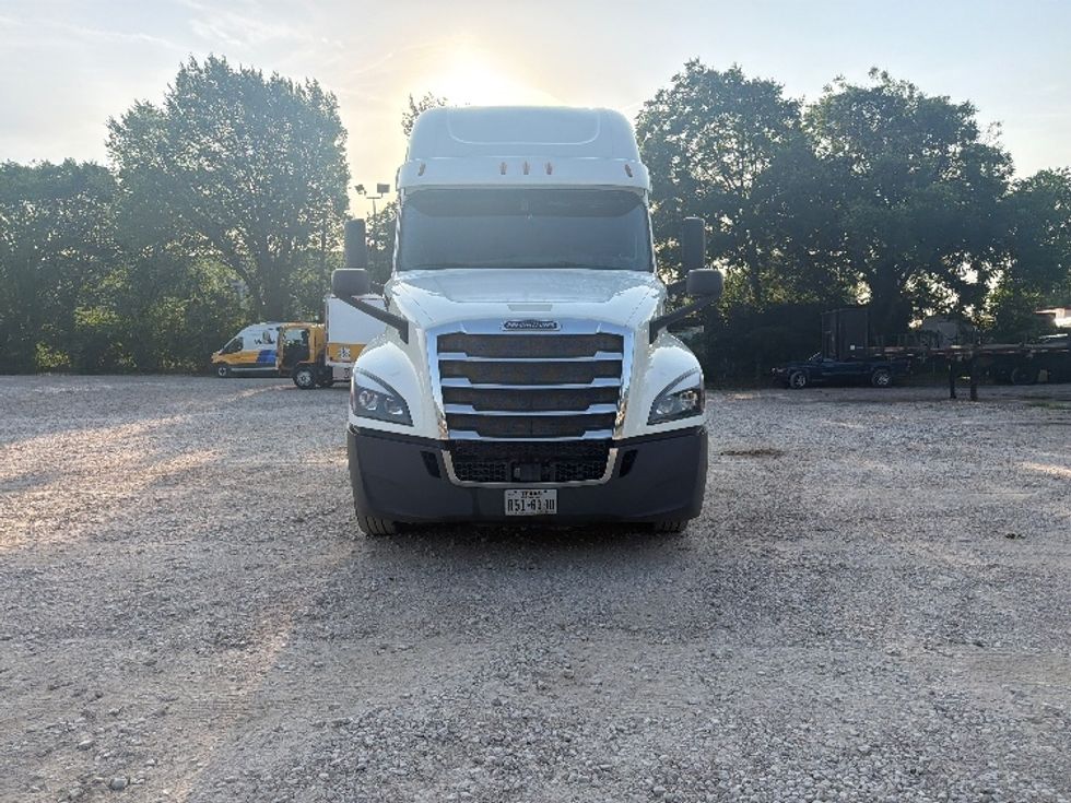 Sleeper Tractor-Heavy Duty Tractors-Freightliner-2020-T12664ST-Dallas-TX-493,042\n\t\tmiles-$ 65,000 - Image 2