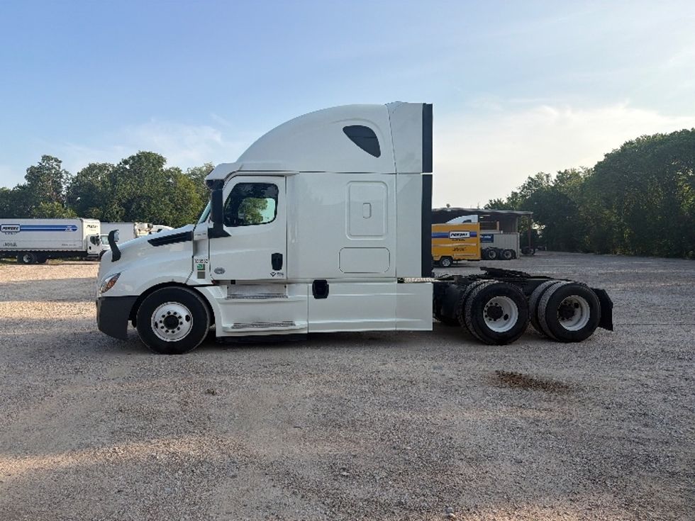 Sleeper Tractor-Heavy Duty Tractors-Freightliner-2020-T12664ST-Dallas-TX-493,042\n\t\tmiles-$ 65,000 - Image 4