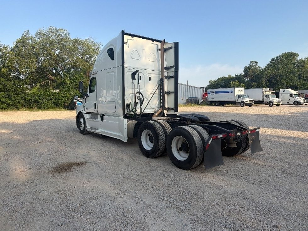 Sleeper Tractor-Heavy Duty Tractors-Freightliner-2020-T12664ST-Dallas-TX-493,042\n\t\tmiles-$ 65,000 - Image 5