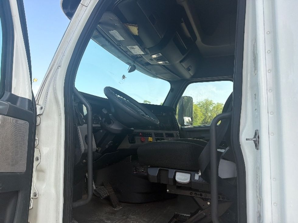 Sleeper Tractor-Heavy Duty Tractors-Freightliner-2020-T12664ST-Dallas-TX-493,042\n\t\tmiles-$ 65,000 - Image 9