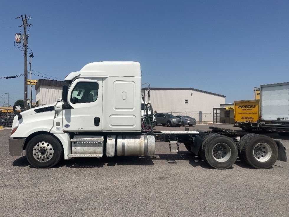 Sleeper Tractor-Heavy Duty Tractors-Freightliner-2020-T12664ST-Dallas-TX-508,333\n\t\tmiles-$ 66,500 - Image 4