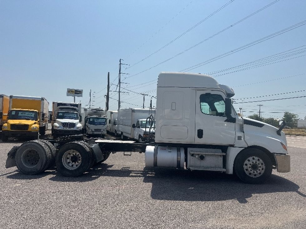 Sleeper Tractor-Heavy Duty Tractors-Freightliner-2020-T12664ST-Dallas-TX-508,333\n\t\tmiles-$ 66,500 - Image 8