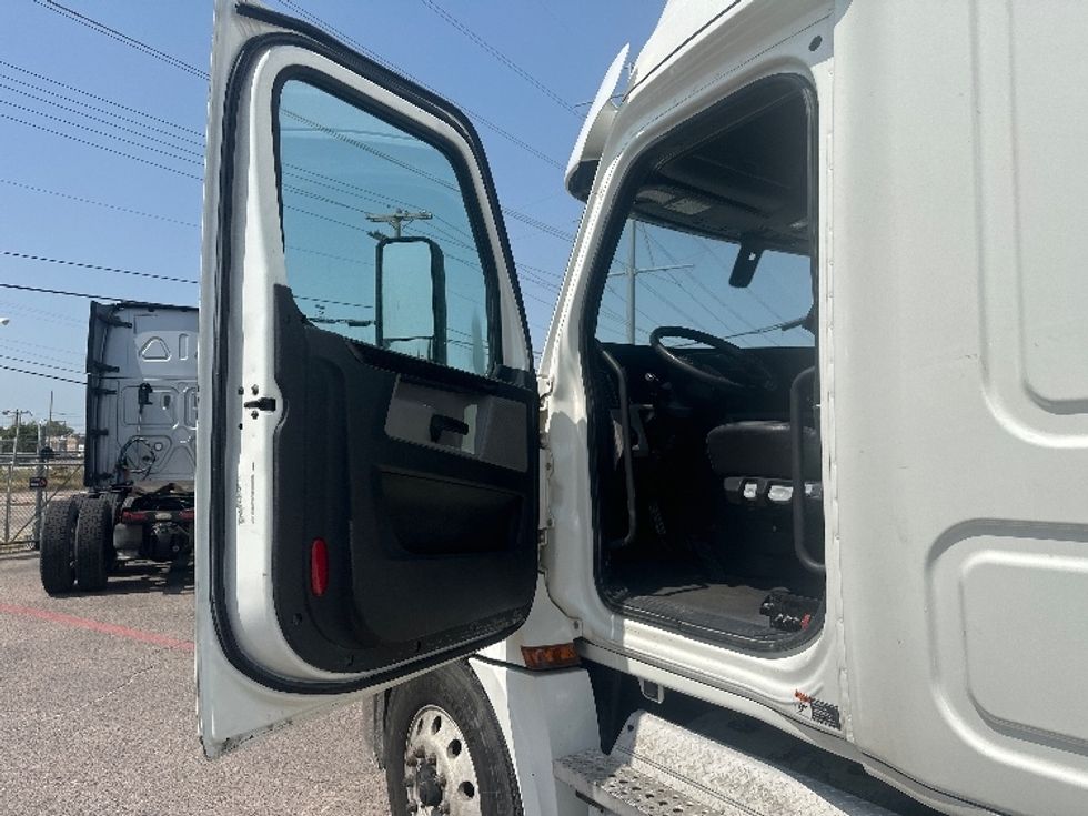 Sleeper Tractor-Heavy Duty Tractors-Freightliner-2020-T12664ST-Dallas-TX-508,333\n\t\tmiles-$ 66,500 - Image 9
