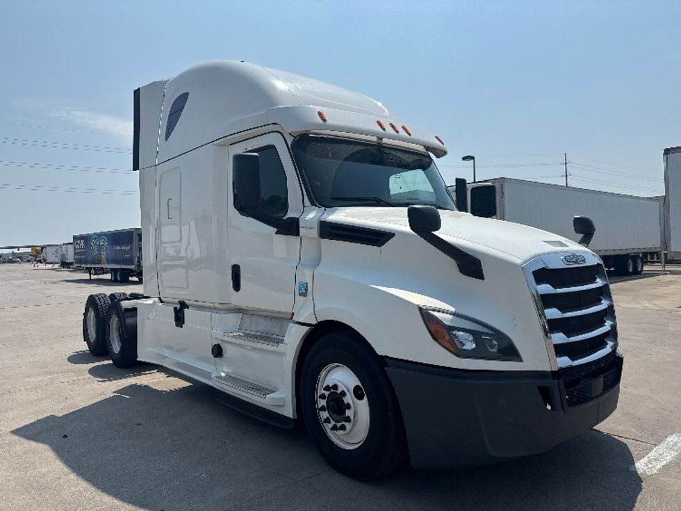 Sleeper Tractor-Heavy Duty Tractors-Freightliner-2020-T12664ST-Dallas-TX-510,985\n\t\tmiles-$ 66,000 - Image 1