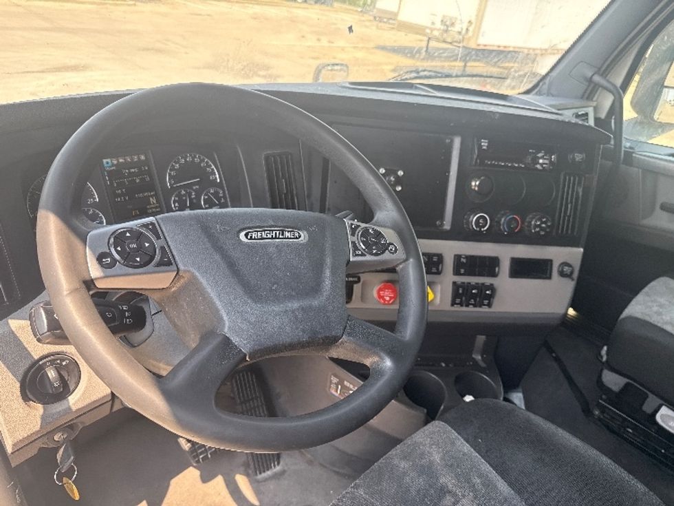 Sleeper Tractor-Heavy Duty Tractors-Freightliner-2020-T12664ST-Dallas-TX-510,985\n\t\tmiles-$ 66,000 - Image 10