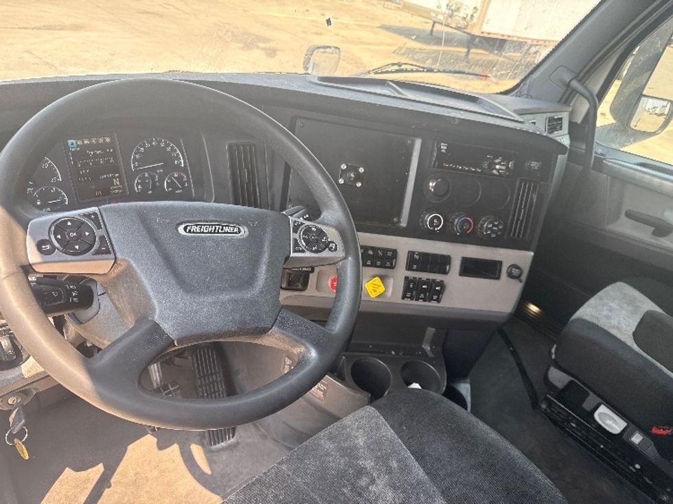 Sleeper Tractor-Heavy Duty Tractors-Freightliner-2020-T12664ST-Dallas-TX-510,985\n\t\tmiles-$ 66,000 - Image 11