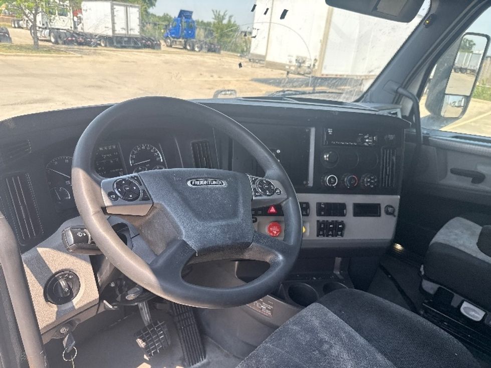 Sleeper Tractor-Heavy Duty Tractors-Freightliner-2020-T12664ST-Dallas-TX-510,985\n\t\tmiles-$ 66,000 - Image 12