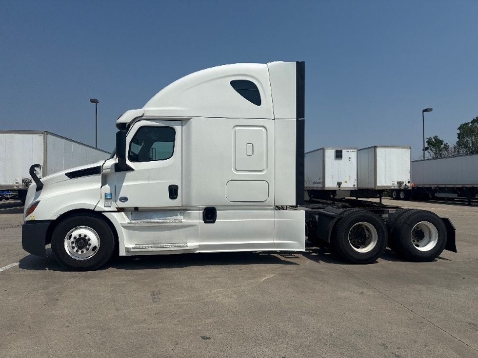 Sleeper Tractor-Heavy Duty Tractors-Freightliner-2020-T12664ST-Dallas-TX-510,985\n\t\tmiles-$ 66,000 - Image 4