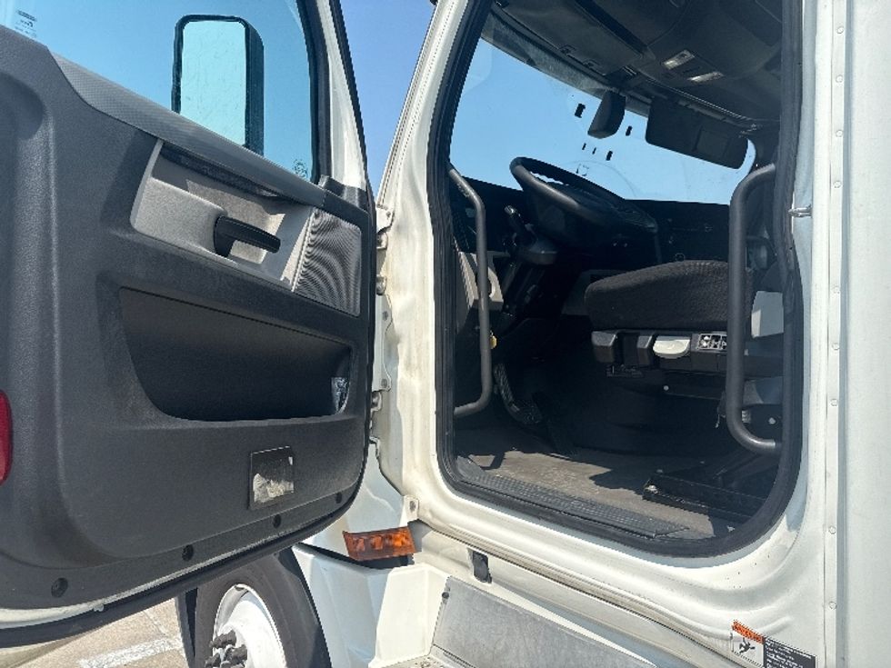 Sleeper Tractor-Heavy Duty Tractors-Freightliner-2020-T12664ST-Dallas-TX-510,985\n\t\tmiles-$ 66,000 - Image 9
