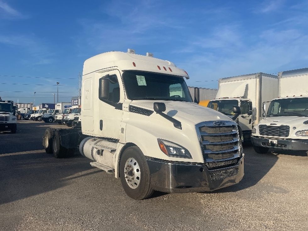 Sleeper Tractor-Heavy Duty Tractors-Freightliner-2020-T12664ST-Dallas-TX-516,697\n\t\tmiles-$ 66,000 - Image 1