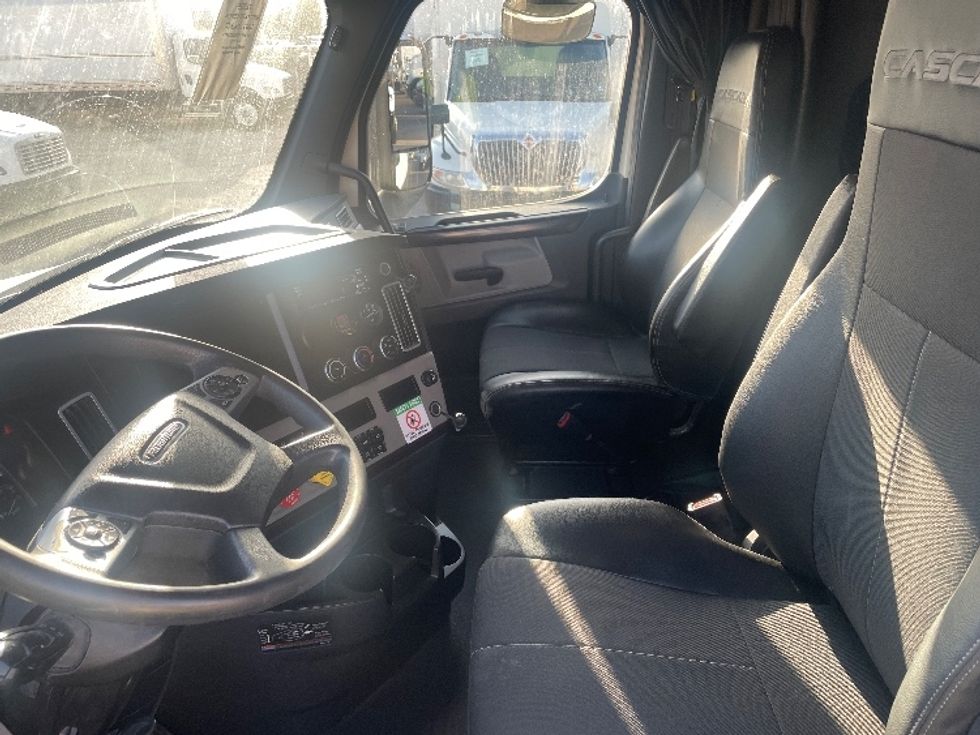Sleeper Tractor-Heavy Duty Tractors-Freightliner-2020-T12664ST-Dallas-TX-516,697\n\t\tmiles-$ 66,000 - Image 10