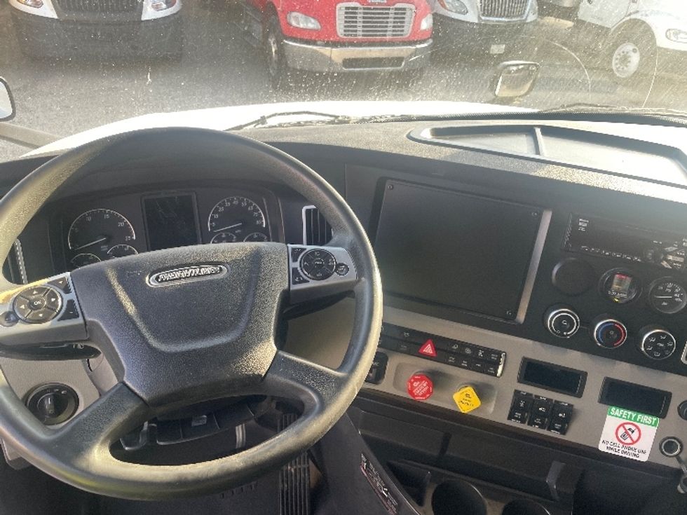 Sleeper Tractor-Heavy Duty Tractors-Freightliner-2020-T12664ST-Dallas-TX-516,697\n\t\tmiles-$ 66,000 - Image 11