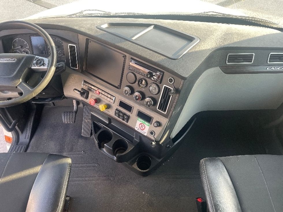 Sleeper Tractor-Heavy Duty Tractors-Freightliner-2020-T12664ST-Dallas-TX-516,697\n\t\tmiles-$ 66,000 - Image 12