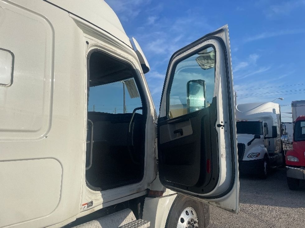 Sleeper Tractor-Heavy Duty Tractors-Freightliner-2020-T12664ST-Dallas-TX-516,697\n\t\tmiles-$ 66,000 - Image 13