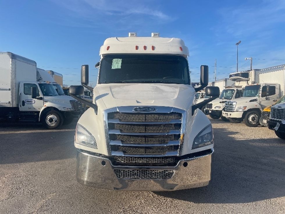 Sleeper Tractor-Heavy Duty Tractors-Freightliner-2020-T12664ST-Dallas-TX-516,697\n\t\tmiles-$ 66,000 - Image 2